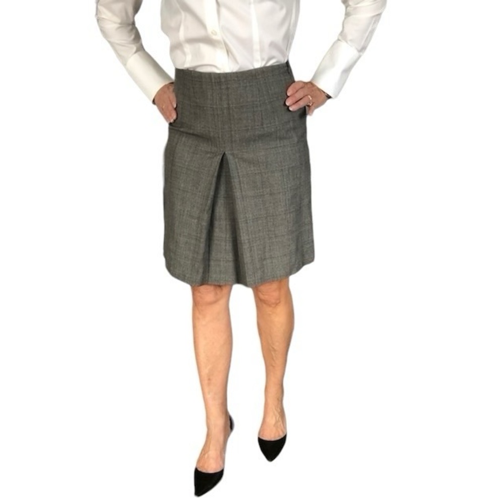 Jacqueline Conor grey pencil like skirt with 1 front pleat slight pattern size 2